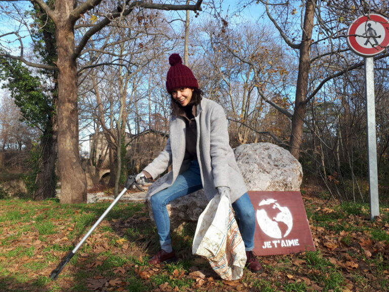 ramasser des déchets - GreenMinded - cleanwalk - fillthebottle - ramassage déchets nature plage parc