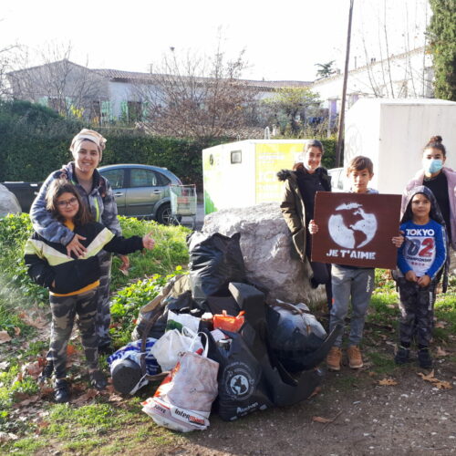 ramasser des déchets - GreenMinded - cleanwalk - fillthebottle - ramassage déchets nature plage parc