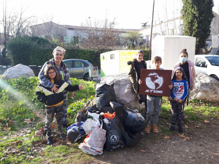 ramasser des déchets - GreenMinded - cleanwalk - fillthebottle - ramassage déchets nature plage parc