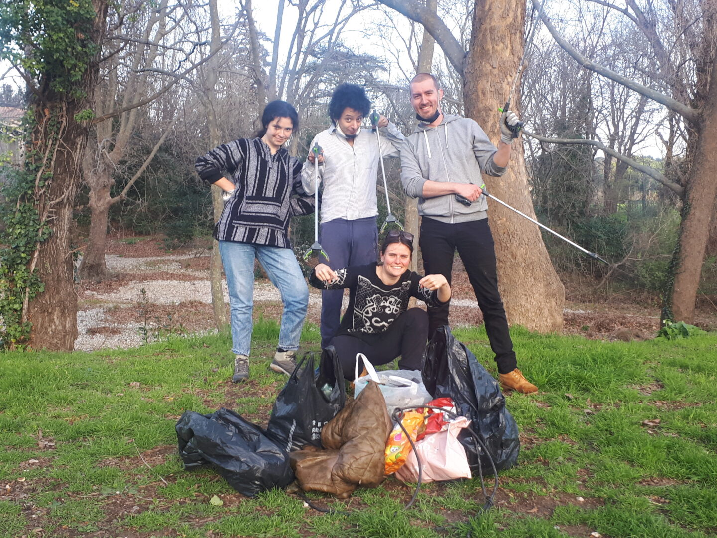 ramasser des déchets - GreenMinded - cleanwalk - fillthebottle - ramassage déchets nature plage parc