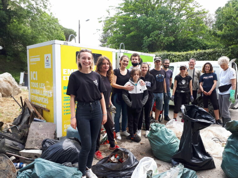 ramasser des déchets - GreenMinded - cleanwalk - fillthebottle - ramassage déchets nature plage parc