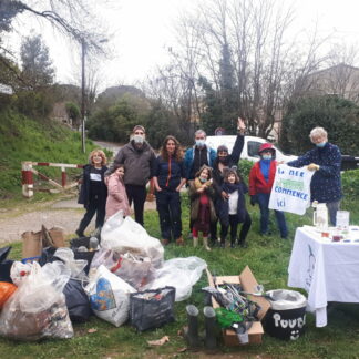 ramasser des déchets - GreenMinded - cleanwalk - fillthebottle - ramassage déchets nature plage parc