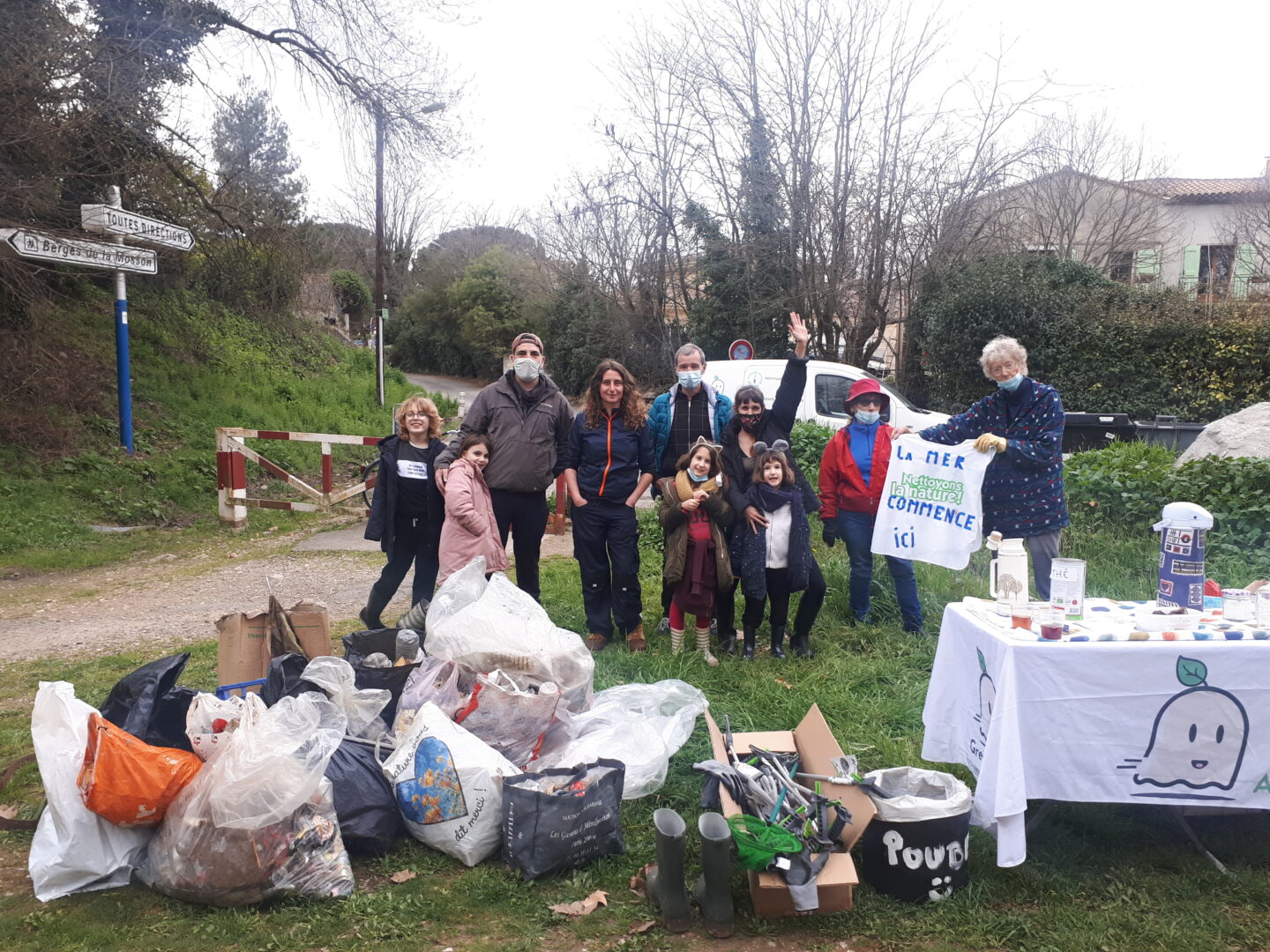 ramasser des déchets - GreenMinded - cleanwalk - fillthebottle - ramassage déchets nature plage parc