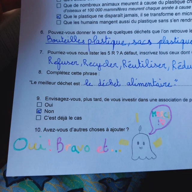 🌱 [BEST OF QUESTIONNAIRES ÉLÈVES] 🌱

Deux mois après chaque sensibilisation, les enfants remplissent un petit questionnaire anonyme 📝
Le but ? Voir ce qu’ielles ont retenu, si des comportements ont changé à la maison 🏡 et mesurer notre réel impact 💚

Et parfois… les réponses sont juste adorables (et hilarantes 😅) !

👉 Quel est le meilleur déchet ?
➡️ « oquin » ou « le trognon de pome » 🍏

👉 Avez-vous quelque chose à ajouter ?
➡️ « on va se manger une pizza ? » 🍕

👉 Quels déchets trouve-t-on le plus dans l’océan ?
➡️ « les cures-dents » 🌊🦷

Ces centaines de réponses nous donnent le sourire 😍 et beaucoup d’espoir pour l’avenir 🌍.
Les enfants sont ultra-sensibles à ces thématiques et déjà prêt·es à devenir les acteur·rices de demain 💪✨.

C’est pour ça que chez GreenMinded, on continue notre mission : sensibiliser gratuitement partout en France !

💡 Vous voulez rejoindre l’aventure ?
➡️ Demander une intervention dans votre établissement 🎒 : https://www.greenminded.fr/intervention-scolaire/

➡️ Devenir animateur·rice bénévole 🌟 : https://www.greenminded.fr/devenir-animateur-benevole/

➡️ Nous soutenir 💚 : https://www.helloasso.com/associations/greenminded