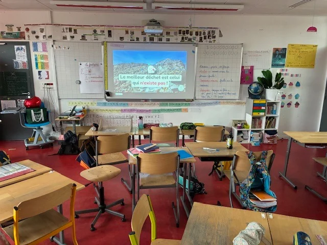 [PHOTO DU JOUR] 🌿

Aujourd’hui, dernière intervention du mois à Issy-les-Moulineaux : une sensibilisation sur la réduction et la gestion des déchets + la pollution plastique, mené avec brio auprès des élèves ! 😊
Un immense merci à Stéphane, notre animateur bénévole, pour son engagement👏

📍 Bilan du mois dans cette école : 154 élèves sensibilisés.

🙏 Nos interventions sont gratuites : pour continuer à agir dans les écoles, on a besoin de vous.

➡️ Faire un don (HelloAsso) :  https://www.helloasso.com/associations/greenminded

➡️ Rejoindre notre communauté d’animateurs·rices bénévoles partout en France :  https://www.greenminded.fr/devenir-animateur-benevole/

#Education #RéductionDesDéchets #PollutionPlastique